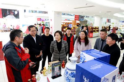 陳文君一行到湘西電子商務(wù)創(chuàng)業(yè)孵化基地現(xiàn)場辦公